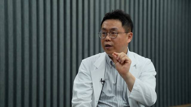 서울경제TV '지금, 명의'에 출연한 담도암 명의 박민수 경희대병원 교수는 “한국에서 담도암이 많은 이유는 민물고기를 날로 먹는 전통적 식습관과 함께, B형간염 환자가 많기 때문”이라고 말했다. /서울경제TV '지금, 명의' 캡처