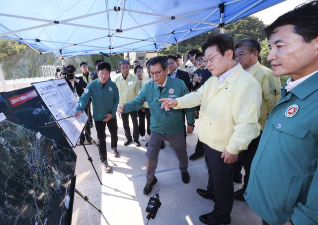 이재명(오른쪽 두 번째) 대통령이 30일 강원 강릉시 성산면 오봉저수지를 방문해 가뭄 대응 추진 상황을 점검하고 있다. 사진 제공=대통령실통신사진기자단