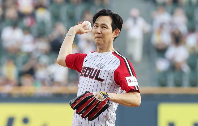 지난달 31일 잠실야구장에서 열린 LG트윈스와 키움 히어로즈의 경기에서 시구하는 이정재. 뉴스1