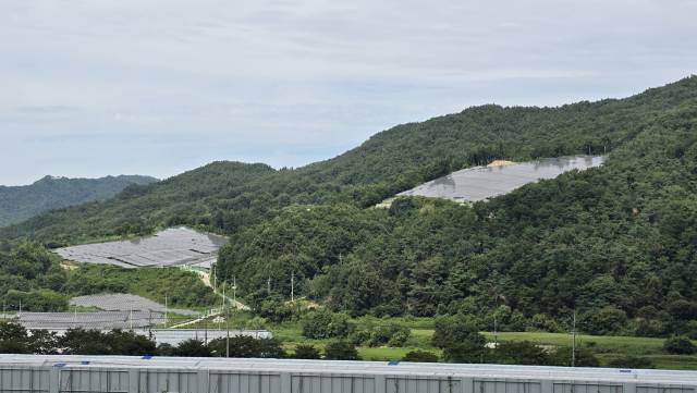 전북 장수군의 한 야산에 태양광 패널이 설치돼있다. 사진(장수)=주재현 기자