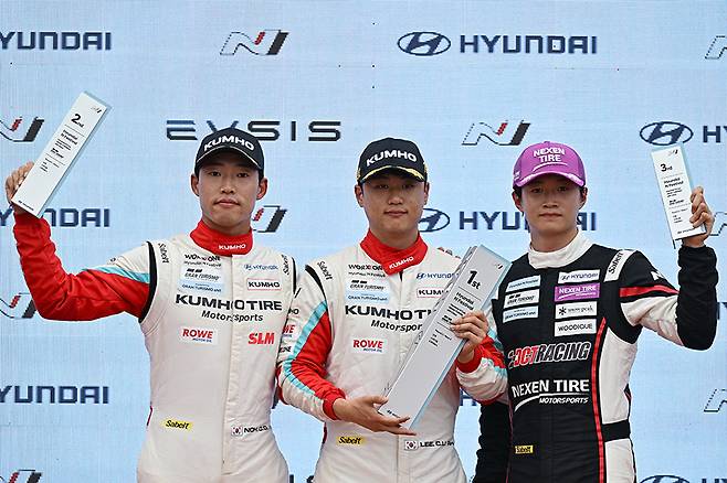 노동기와 이창욱, 그리고 김영찬이 포디엄 위에 올랐다. 사진: 김학수 기자