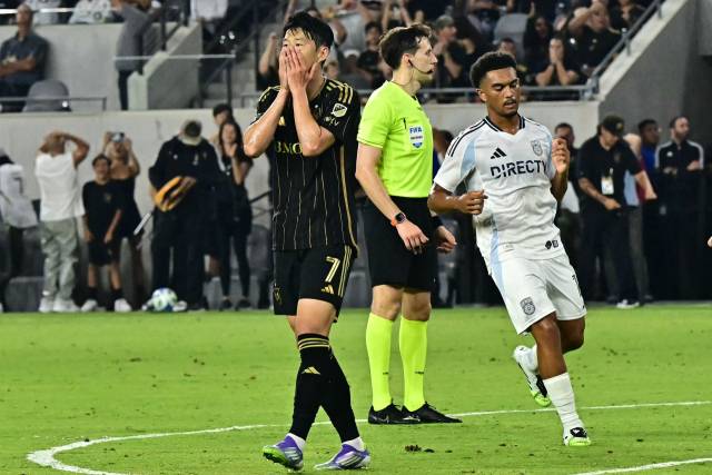 LA FC 손흥민이 1일 샌디에이고 FC전에서 득점 기회를 놓친 뒤 아쉬워하고 있다. AFP연합뉴스