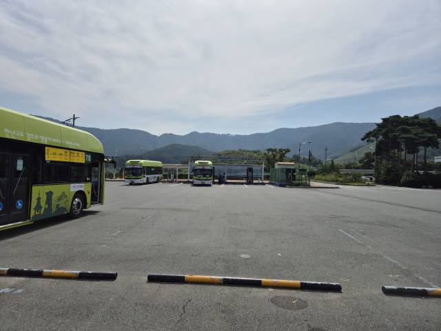 KTX 경주역 앞 셔틀버스 등이 대기하는 공간. 비어 있을 때는 넓어 보이지만 10여 대의 버스가 몰리면 부족할 수 있다. 사진=박성호 기자