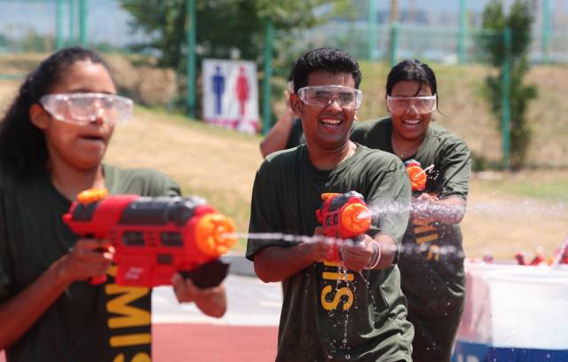 지난달 25일 부산 강서구 학생인성교육원 학생수상안전체험장에서 부산다문화국제학교 학생들이 점심시간을 이용해 물총놀이를 하며 즐거운 시간을 보내고 있다. 부산=연합뉴스