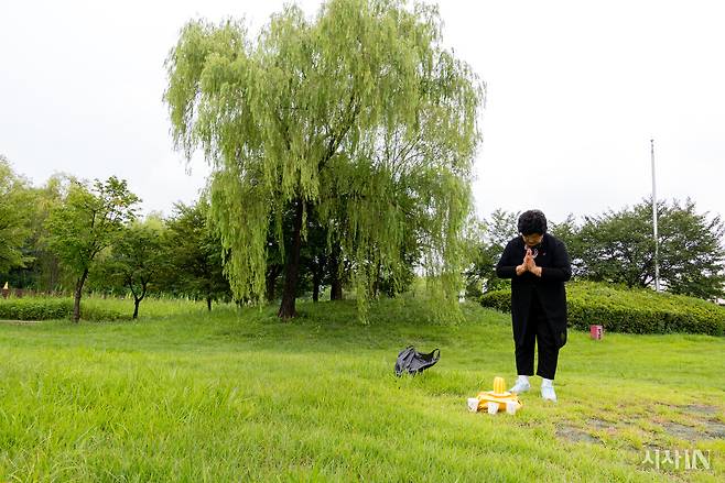 진옥자씨는 딸이 보고 싶을 때마다 노을공원을 찾아 간단한 제를 올린다. ⓒ시사IN 신선영