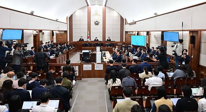 4월21일 윤석열에 대한 내란 우두머리 혐의 2차 공판이 열렸다. 당초 사진·영상 촬영을 불허했던 재판부는 윤석열에게 특혜를 주고 있다는 비판이 일자 촬영을 허가했다. ⓒ사진공동취재단