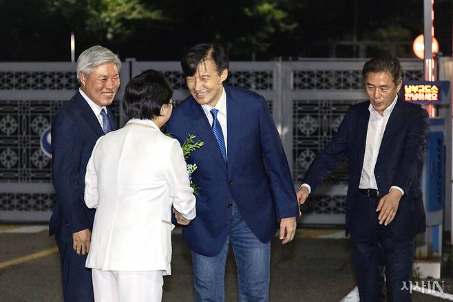 8월15일 조국 전 조국혁신당 대표가 서울 구로구 남부교도소에서 출소하며 김선민 당대표 권한대행과 인사하고 있다. ⓒ시사IN 조남진