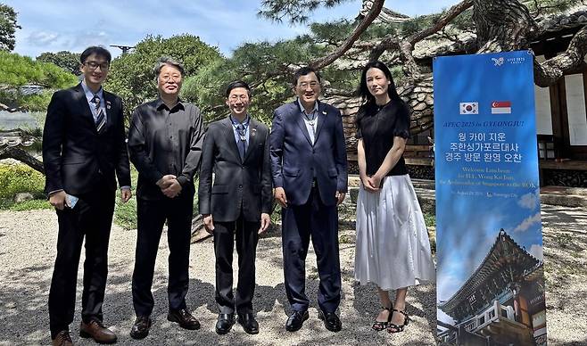 &nbsp;웡카이줜(Wong Kai Jiun) 주한싱가포르대사(중앙)가 지난달 29일 주낙영 경주시장(오른쪽 2번째)과 경주 요석궁에서 오찬 간담회를&nbsp; 가진 후 기념촬영을 하고 있다.&nbsp;ⓒ경주시&nbsp;