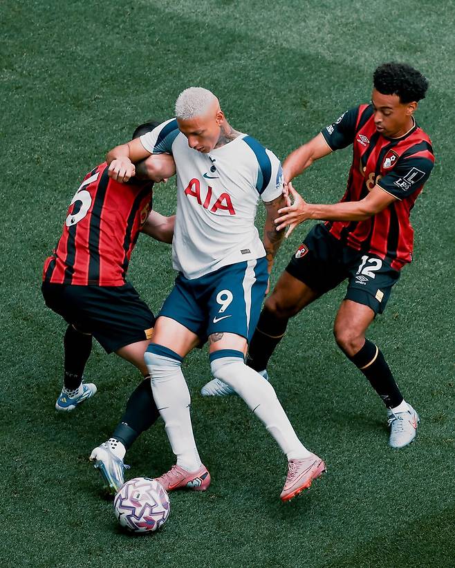 토트넘 히샬리송이 31일(한국시간) 런던 토트넘 홋스퍼 스타디움에서 열린 본머스와 EPL 3라운드 홈경기에서 상대 수비수들에게 에워싸여 고전하고 있다. 사진출처｜토트넘 홋스퍼 페이스북