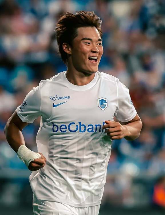 축구국가대표팀 공격수 오현규가 헹크에서 슈투트가르트로 이적할 가능성이 제기됐다. 현지 매체의 보도대로 1일(한국시간) 쥘터 바레험전 선발명단에서 빠지는 등 이적추진 정황이 포착됐다. 이번 이적이 성사되면 꿈에 그리던 유럽 주요리그에 입성하게 된다. 사진출처│헹크 인스타그램