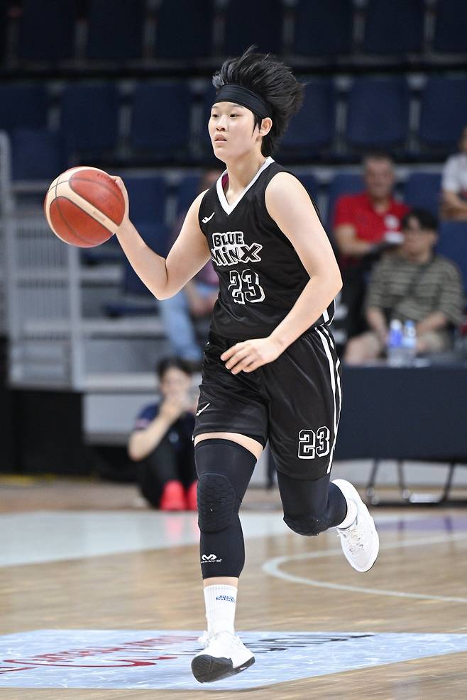 삼성생명은 ‘2025 BNK금융 박신자컵’을 통해&nbsp;배혜윤-이해란의 ‘트윈 타워’를 뒷받침할 새 얼굴을 찾았다. 아시아쿼터 가와무라 미유키, 3년차 포워드 이예나가 주인공이다. 이들이 시너지를 내면 높이에선 누구에게도 밀리지 않을 것이라는 평가다. 1일 사직체육관에서 열린&nbsp;후지쯔와 조별리그 2차전에서 공격을 시도하는 이예나. 사진제공｜WKBL