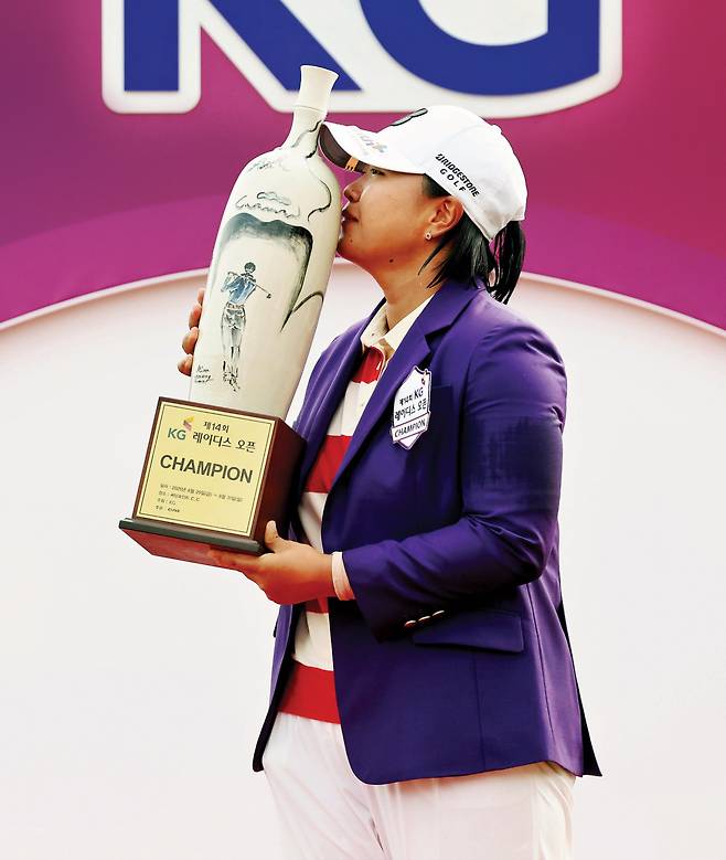 신다인이 31일 경기 용인시 써닝포인트 컨트리클럽에서 끝난 KLPGA 투어 KG 레이디스 오픈에서 우승한 뒤 기념촬영을 하고 있다. KLPGA 제공