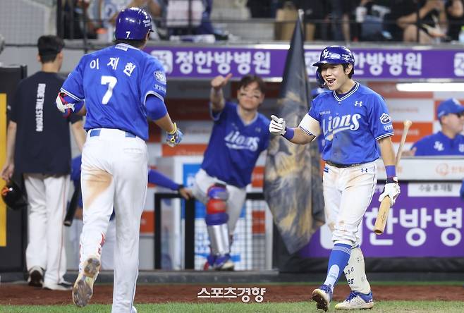 삼성 이재현(왼쪽)이 지난달 31일 대전 한화전에서 6회초 솔로홈런을 날린 뒤 동료들의 축하를 받고 있다. 삼성라이온즈 제공