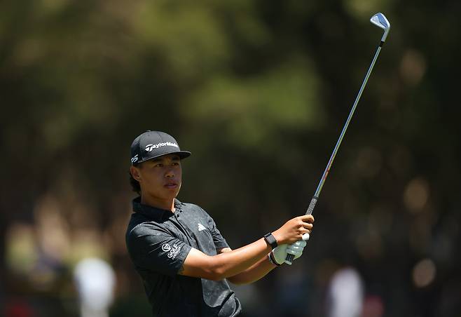 제프리 관이 2023년 12월 열린 ISPS 한다 호주 오픈에서 아이언샷을 하고 있다. 게티이미지코리아