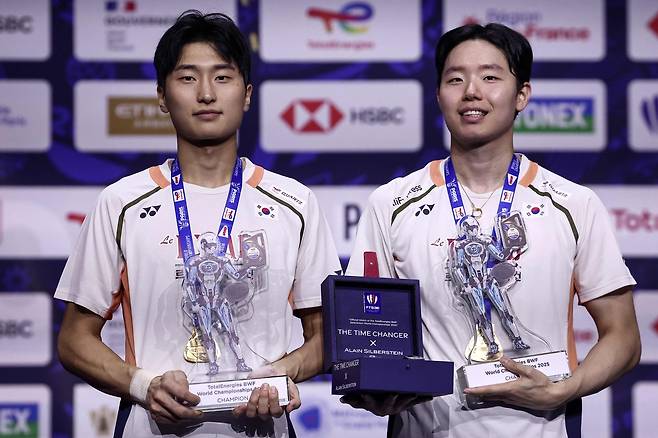 배드민턴 남자 복식 서승재(오른쪽)와 김원호가 1일 프랑스 파리에서 열린 세계선수권 대회 우승 후 금메달을 목에 걸고 기념촬영하고 있다. AFP연합뉴스