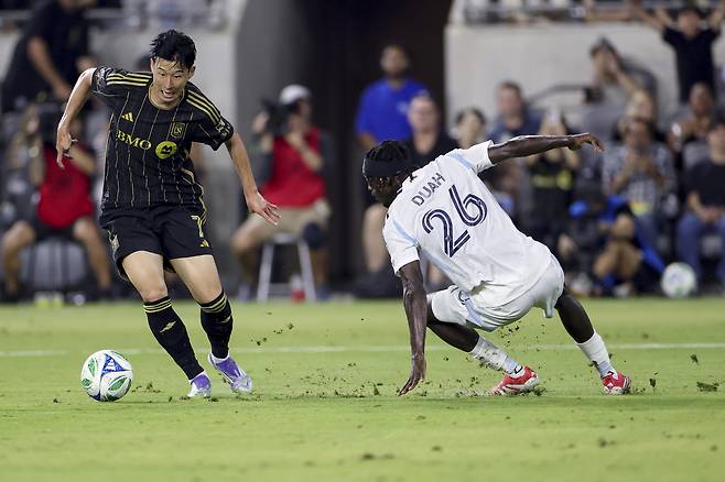 LAFC 손흥민이 1일  샌디에이고전에서 드리블하며 슈팅 기회를 노리고 있다. AP연합뉴스