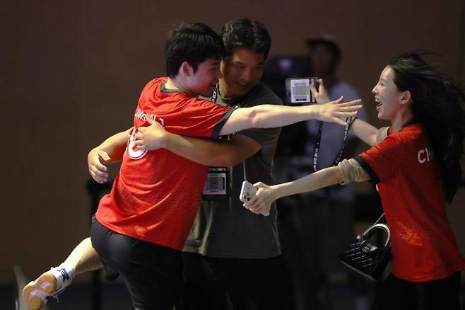 이태성 탁구협회장(중앙)과 포옹하는 장우진(왼쪽) ⓒ한국프로탁구연맹