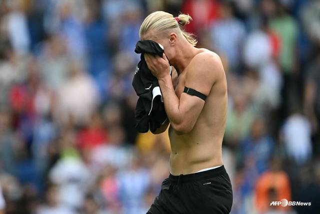 얼굴을 감싼 맨시티 공격수 엘링 홀란. /AFPBBNews=뉴스1