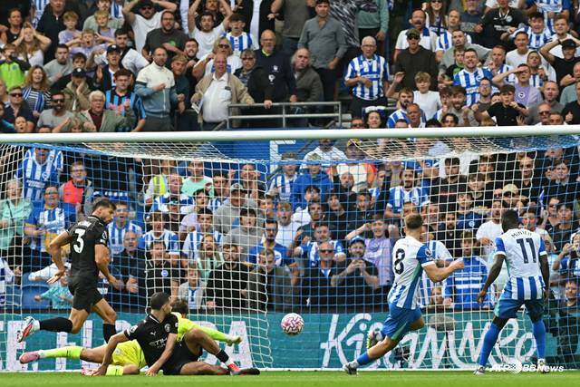 브라이턴 앤 호브 알비온(줄무늬 유니폼)의 역전골 장면. /AFPBBNews=뉴스1