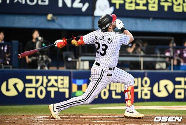 오스틴의 타구는 힘 없이 높게 떠올랐지만 하늘에 절묘하게 가려져 1타점 적시타가 됐다.