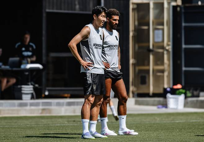 손흥민(왼쪽)이 LAFC 공식 훈련에 참가해 그라운드를 바라보고 있다. /사진=LAFC 공식 사회관계망서비스(SNS)