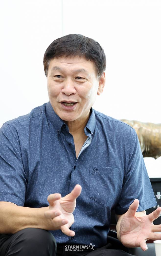 아준희 대한씨름협회장이 스타뉴스 창간21주년 기념 인터뷰를 하고 있다. /사진=강영조 선임기자