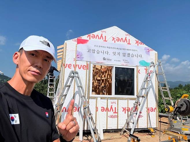 션이 공개한 ‘독립유공자 후손 위한 희망의 집짓기’ 현장. 사진|션 SNS