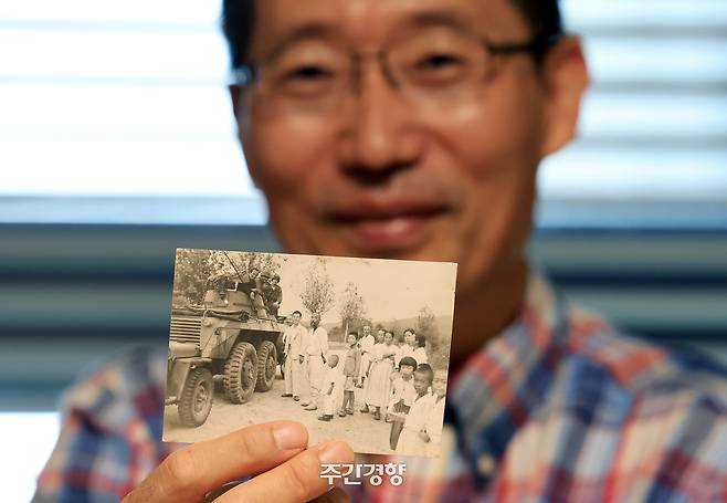 역사 컬렉터 박건호씨가 지난 8월 25일 서울 송파구 자택에서 역사 사료를 설명하며 인터뷰를 하고 있다. 사진은 한반도에 처음 들어온 미군과 주민들 / 서성일 선임기자