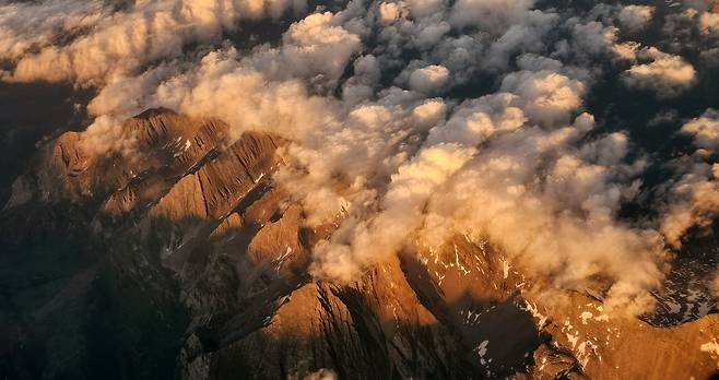 운해에 덮여 장관을 이룬 돌로미티산맥 [촬영 이재현]
