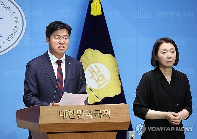 브리핑하는 박상혁 의원 [연합뉴스 자료사진]