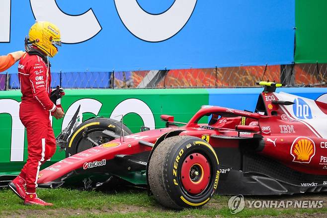 부서진 머신을 바라보는 루이스 해밀턴 [AFP=연합뉴스]