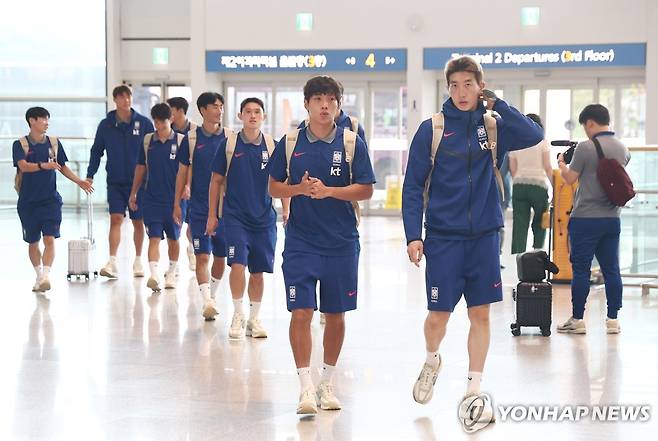 평가전 위해 출국하는 축구대표팀 (영종도=연합뉴스) 윤동진 기자 = 대한민국 축구대표팀이 미국·멕시코와의 평가전을 위해 1일 인천국제공항 2터미널을 통해 출국하고 있다. 대표팀은 미국에서 오는 7일 미국, 10일 멕시코와 평가전을 치른다. 2025.9.1 mon@yna.co.kr
