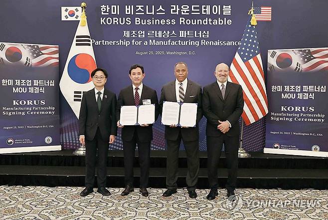 김정관 장관, 한미 제조업 파트너십 양해각서 체결식 (서울=연합뉴스) 김정관 산업통상자원부 장관이 25일(현지시간) 미국 워싱턴 DC 월라드 인터콘티넨탈호텔에서 열린 한미 제조업 파트너십 양해각서(MOU) 체결식에서 하워드 러트닉 미국 상무부 장관 및 관계자들과 기념 촬영하고 있다. 2025.8.26 [산업통상자원부 제공. 재판매 및 DB 금지] photo@yna.co.kr