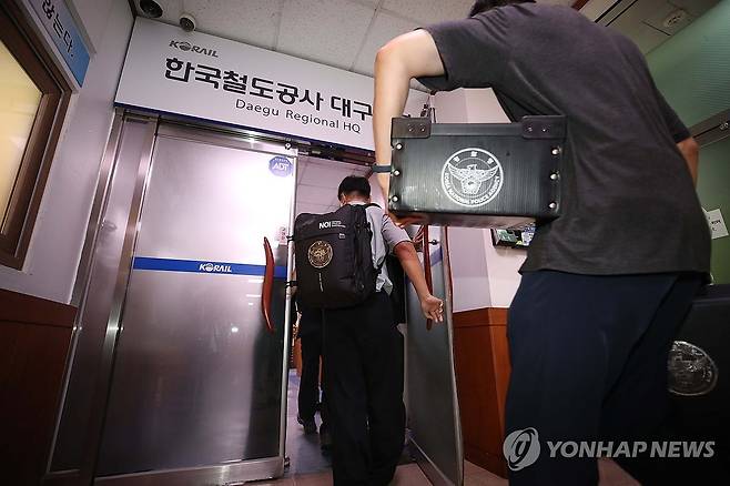 경찰, 코레일 대구본부 압수수색 (대구=연합뉴스) 김현태 기자 = 1일 오전 동대구역에 위치한 한국철도공사(코레일) 사무실에 경찰관계자들이 압수수색을 위해 파란색 박스 등을 가지고 들어가고 있다. 이날 압수수색은 7명의 사상자를 낸 청도역 인근에서 발생한 무궁화호 열차사고와 관련된 것으로 알려졌다. 2025.9.1 mtkht@yna.co.kr