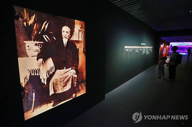 광복 80주년 기념 '이상룡과 임청각' 특별전 (서울=연합뉴스) 진연수 기자 = 4일 오후 서울 종로구 서울역사박물관에서 열린 광복 80주년 기념 '초대 국무령 이상룡과 임청각 - 나라 위한 얼과 글' 특별전을 찾은 관람객들이 전시를 살펴보고 있다. 
    이번 전시는 올해 국무령 취임 100주년을 맞아, 안동 명문가 출신으로 사회 계몽운동과 만주 무장독립투쟁을 이끌었던 이상룡 선생 관련 자료 90여점을 통해 그의 애국애족 정신과 독립투쟁의 역사를 재조명한다. 2025.8.4 jin90@yna.co.kr