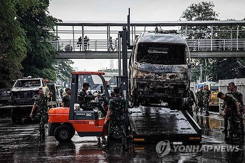 자카르타서 시위로 불에 탄 차량 [AFP 연합뉴스. 재판매 및 DB 금지]