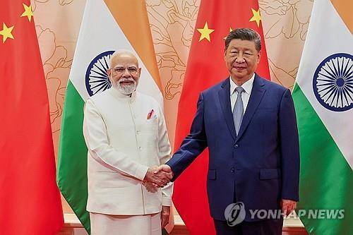 악수하는 인도-중국 정상 [인도 총리실·AP 연합뉴스. 재판매 및 DB 금지]