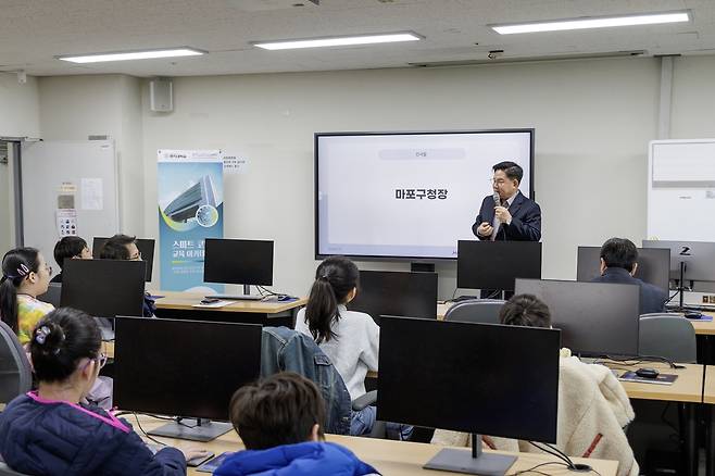 스마트 코딩 아카데미 제15기 과정에 참석한 박강수 마포구청장 [마포구 제공. 재판매 및 DB 금지]