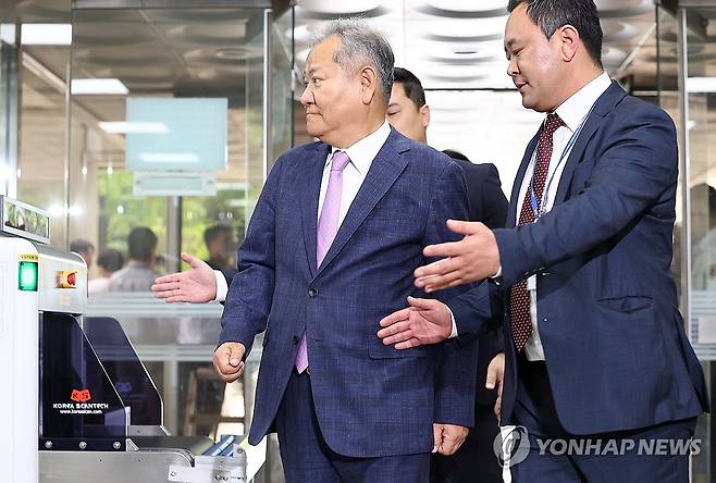 영장심사 출석하는 이상민 전 장관 (서울=연합뉴스) 김성민 기자 = 이상민 전 행정안전부 장관이 구속 전 피의자 심문(영장실질심사)을 위해 31일 서울 서초구 서울중앙지방법원으로 들어서고 있다. 2025.7.31 ksm7976@yna.co.kr