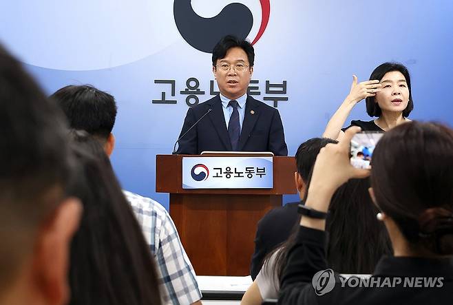 김영훈 고용장관, 업무상 질병 산재 처리 기간 단축 방안 브리핑 (세종=연합뉴스) 배재만 기자 = 김영훈 고용노동부 장관이 1일 정부세종청사 고용노동부 브리핑실에서 업무상 질병 산재 처리 기간 단축 방안에 관해 설명하고 있다. 2025.9.1 scoop@yna.co.kr