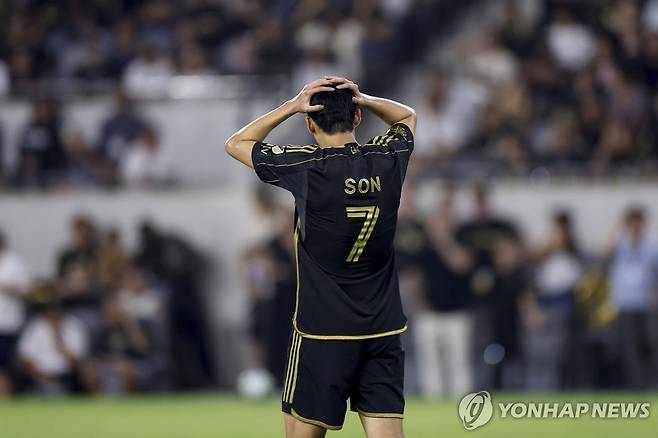 머리를 감싸쥔 손흥민 [AP=연합뉴스]