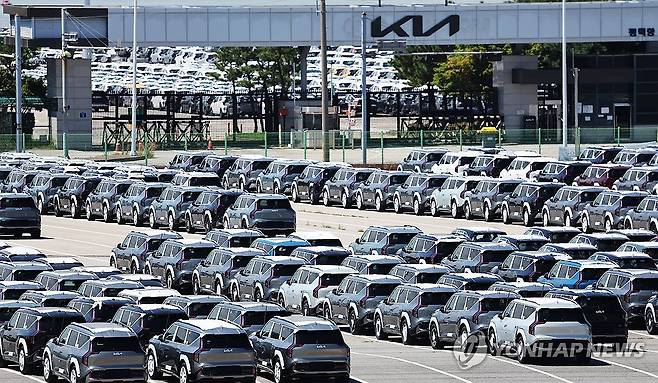 수출 대기 중인 전기차 (평택=연합뉴스) 홍기원 기자 = 24일 경기도 평택항에 전기차 등 수출용 차량이 세워져 있다. 2025.8.24 xanadu@yna.co.kr