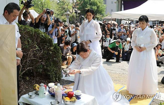 간토학살 조선인 희생자에게 바치는 술 (도쿄=연합뉴스) 박상현 특파원 = 1일 일본 도쿄 스미다구 요코아미초공원에서 열린 간토대지진 102주년 조선인 희생자 추도식에서 추도비를 지키는 모임 관계자들이 추도비 앞에 술을 바치고 있다.
