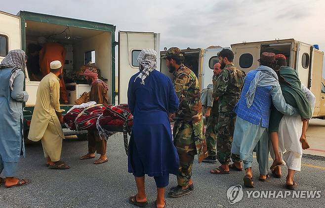 아프간 지진 부상자 이송 [로이터 연합뉴스 자료사진. 재판매 및 DB 금지]