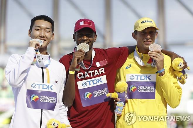 2022 유진 세계선수권에서 2위에 오른 우상혁(왼쪽) [EPA=연합뉴스 자료사진]