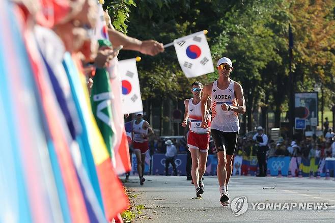 최병광, 태극기 응원 받으며 (파리=연합뉴스) 임화영 기자 = 2024 파리올림픽 육상 경보 남자 20km에 출전한 한국 최병광(62번)이 1일(현지시간) 프랑스 파리 에펠탑 인근에 마련된 경보 경기장에서 레이스를 펼치고 있다. 
    최병광은 2016년 리우데자네이루 대회부터 3회 연속 출전했던 올림픽을 42위로 마쳤다. 2024.8.1 hwayoung7@yna.co.kr
