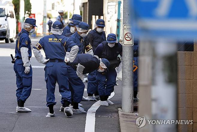 한국인 여성 피습 사건 조사하는 일본 경찰 (도쿄 교도=연합뉴스) 일본 경찰이 1일 도쿄 세타가야구에서 한국인 여성이 피를 흘린 채 쓰러져 있던 장소를 조사하고 있다. 2025.9.1 photo@yna.co.kr