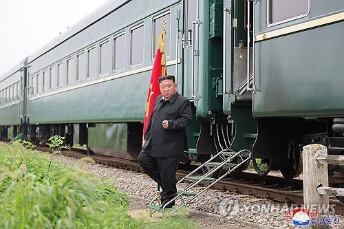 2024년 전용열차에서 내리는 김정은     (평양 조선중앙통신=연합뉴스) 북한이 평안북도와 자강도를 비롯한 수해지역들 복구대책을 수립하기 위한 당 중앙위원회 제8기 제22차 정치국 비상확대회의가 김정은 국무위원장 주재로 지난 29일부터 30일까지 평안북도 신의주시에서 진행됐다고 조선중앙통신이 31일 보도했다. 2024.7.31 
    [국내에서만 사용가능. 재배포 금지. For Use Only in the Republic of Korea. No Redistribution]
    nkphoto@yna.co.kr
