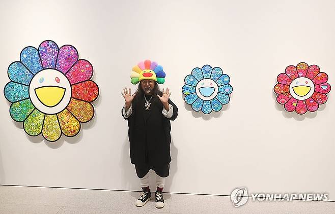 한국에서 개인전 개최하는 무라카미 다카시 (서울=연합뉴스) 진연수 기자 = 일본 팝아트 작가 무라카미 다카시가 1일 오후 서울 용산구 아모레퍼시픽 APMA 캐비닛에서 열린 개인전 '서울, 귀여운 여름방학' 기자간담회에서 포즈를 취하고 있다. 2025.9.1 jin90@yna.co.kr