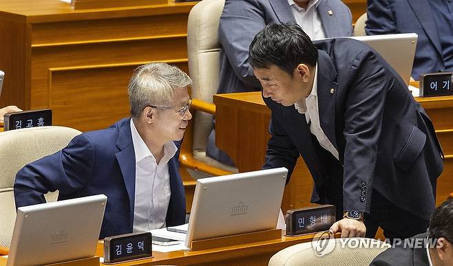 대화하는 민형배 의원과 김용민 의원 (서울=연합뉴스) 황광모 기자 = 더불어민주당 민형배 의원(왼쪽)와 김용민 의원이 25일 국회에서 열린 본회의에서 도중 대화하고 있다.  2025.8.25 hkmpooh@yna.co.kr